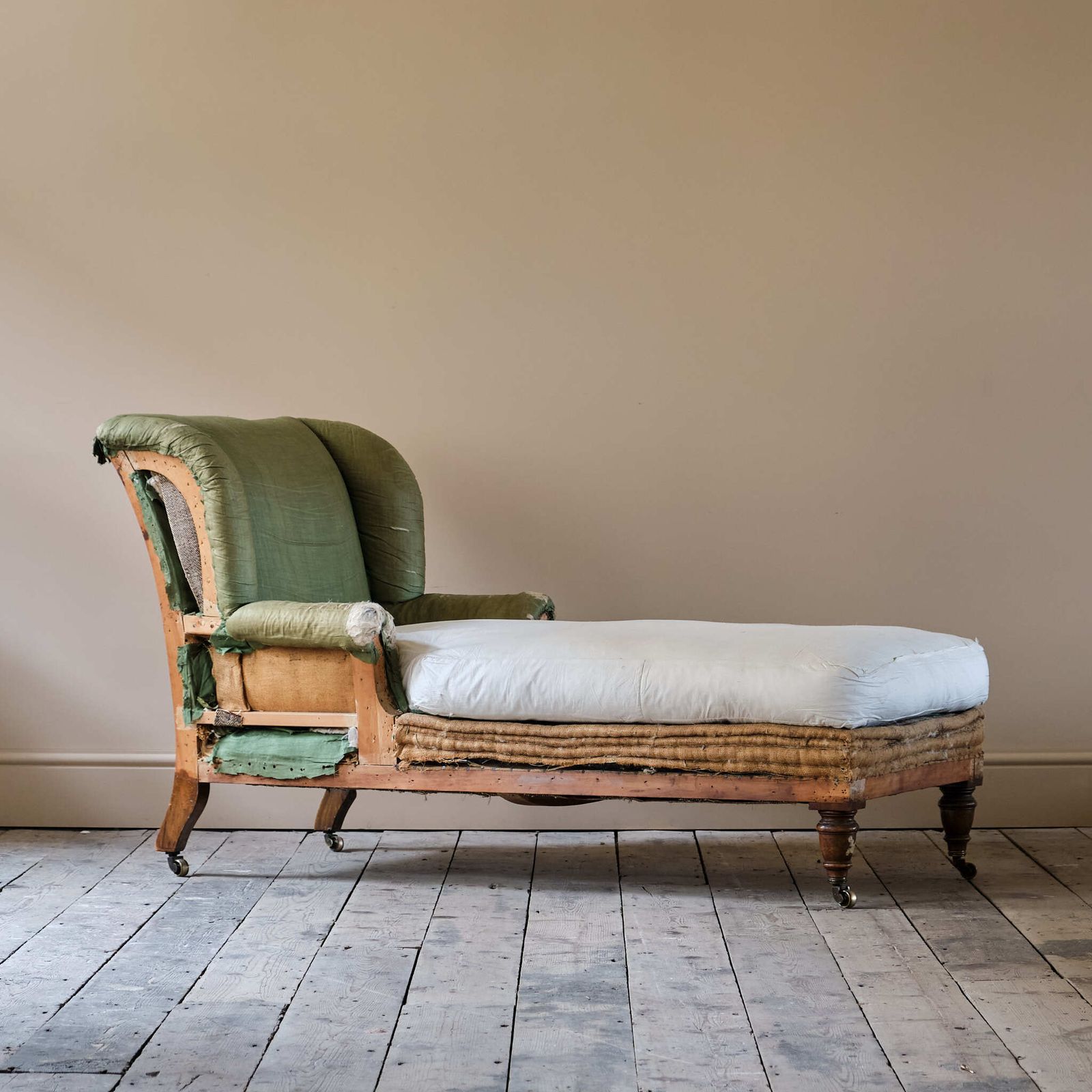 photo furniture 19th Century Howard Style Daybed