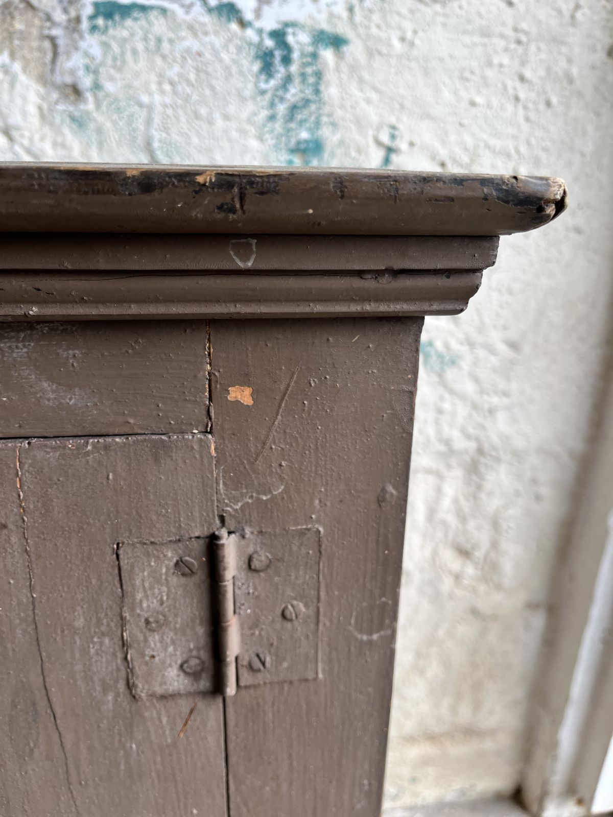 photo vintage 19th Century Rustic French Small Cupboard In Original Brown Paint