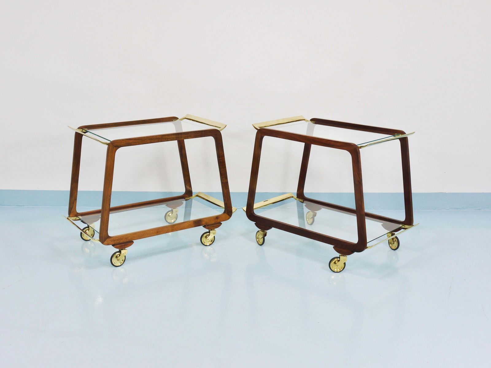 Mid-Century walnoot messing barkar serveertrolley, ca. jaren 1950, toegeschreven aan Oswald Haerdtl photo furniture