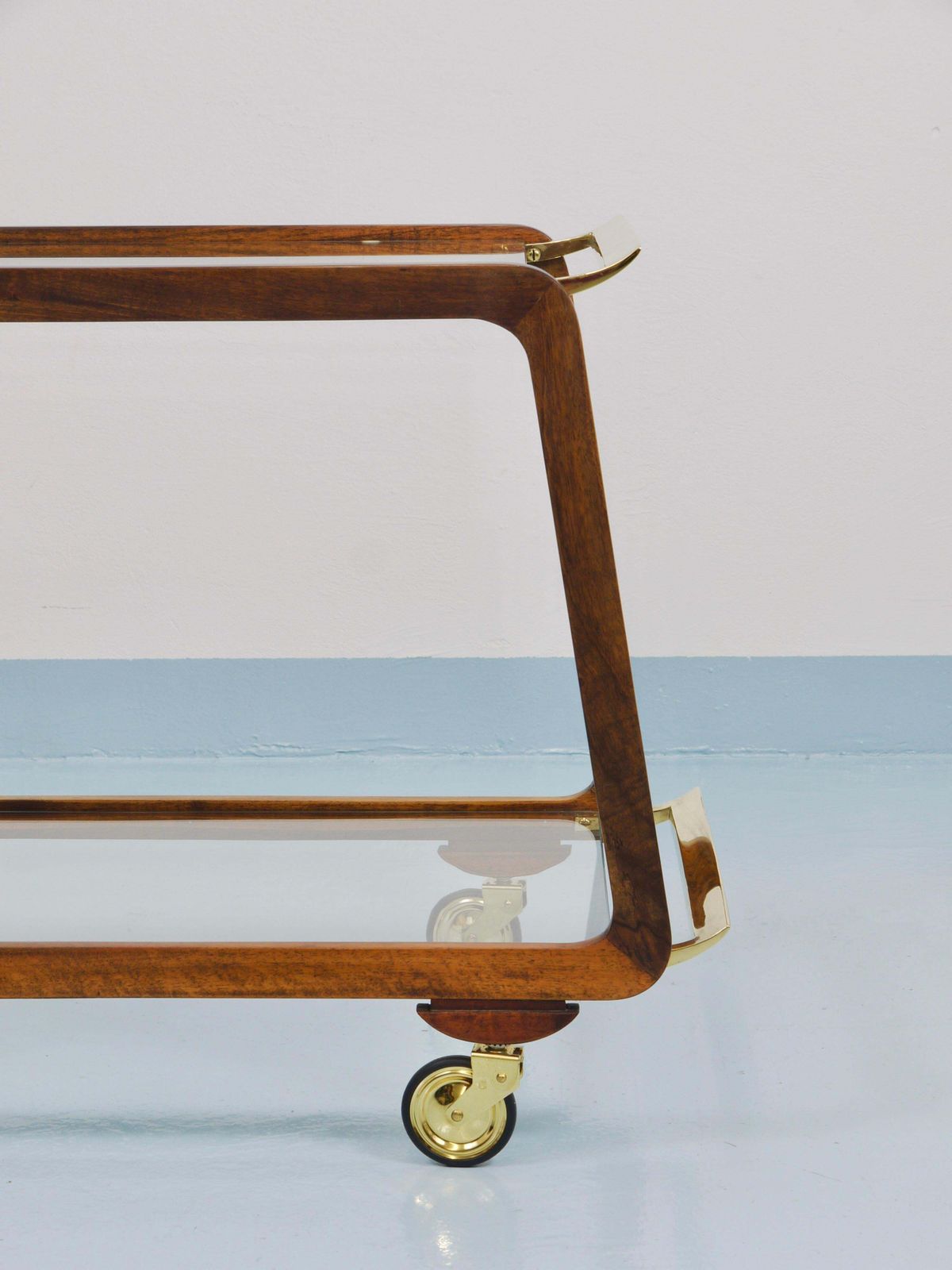 photo furniture Mid-Century walnoot messing barkar serveertrolley, ca. jaren 1950, toegeschreven aan Oswald Haerdtl