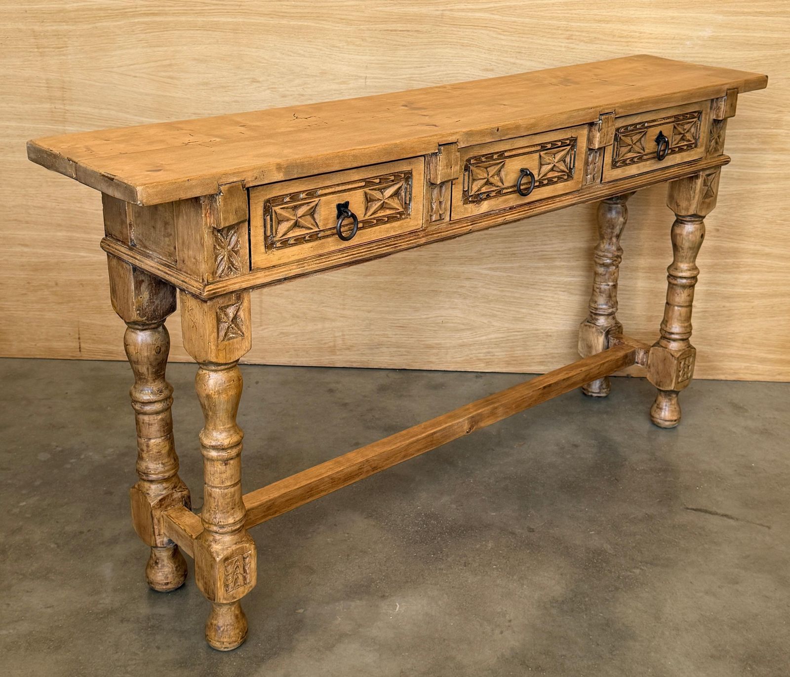 Console d'époque espagnole en bois de noyer clair sculpté, à trois tiroirs photo Mobilier