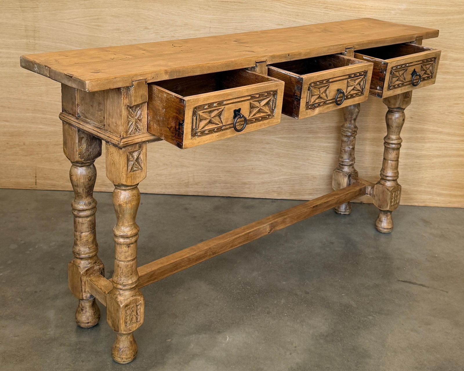 Console d'époque espagnole en bois de noyer clair sculpté, à trois tiroirs photo 2839.0