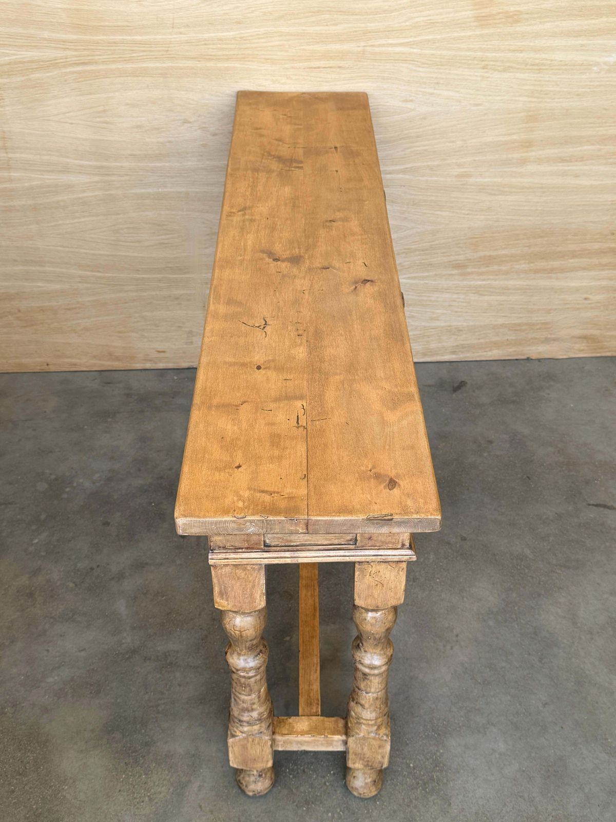 Console d'époque espagnole en bois de noyer clair sculpté, à trois tiroirs photo vinterior