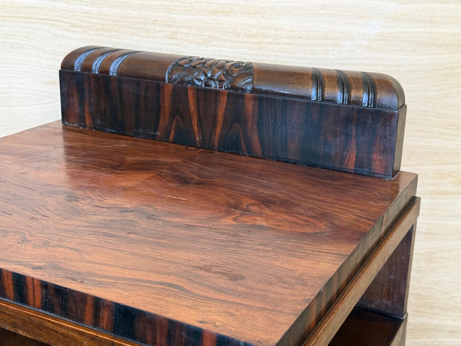 photo furniture Paire de tables de chevet Art déco en placage de loupe de noyer sculpté