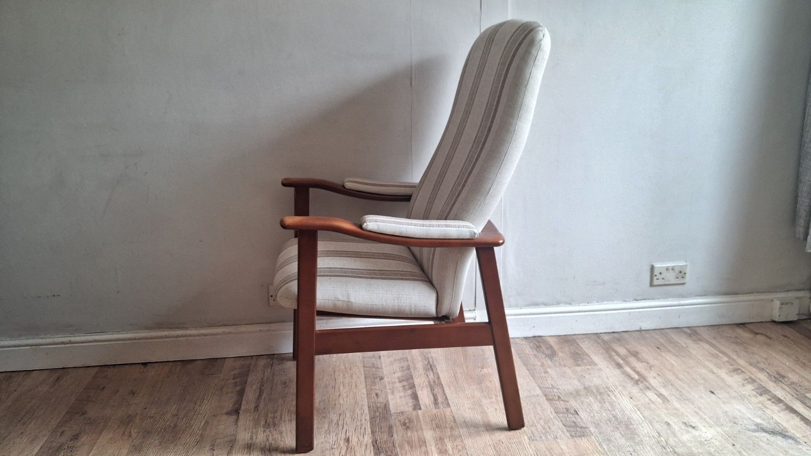 Super Cintique Mid  Century Teak Upholstered Armchair In Great Condition photo for sale