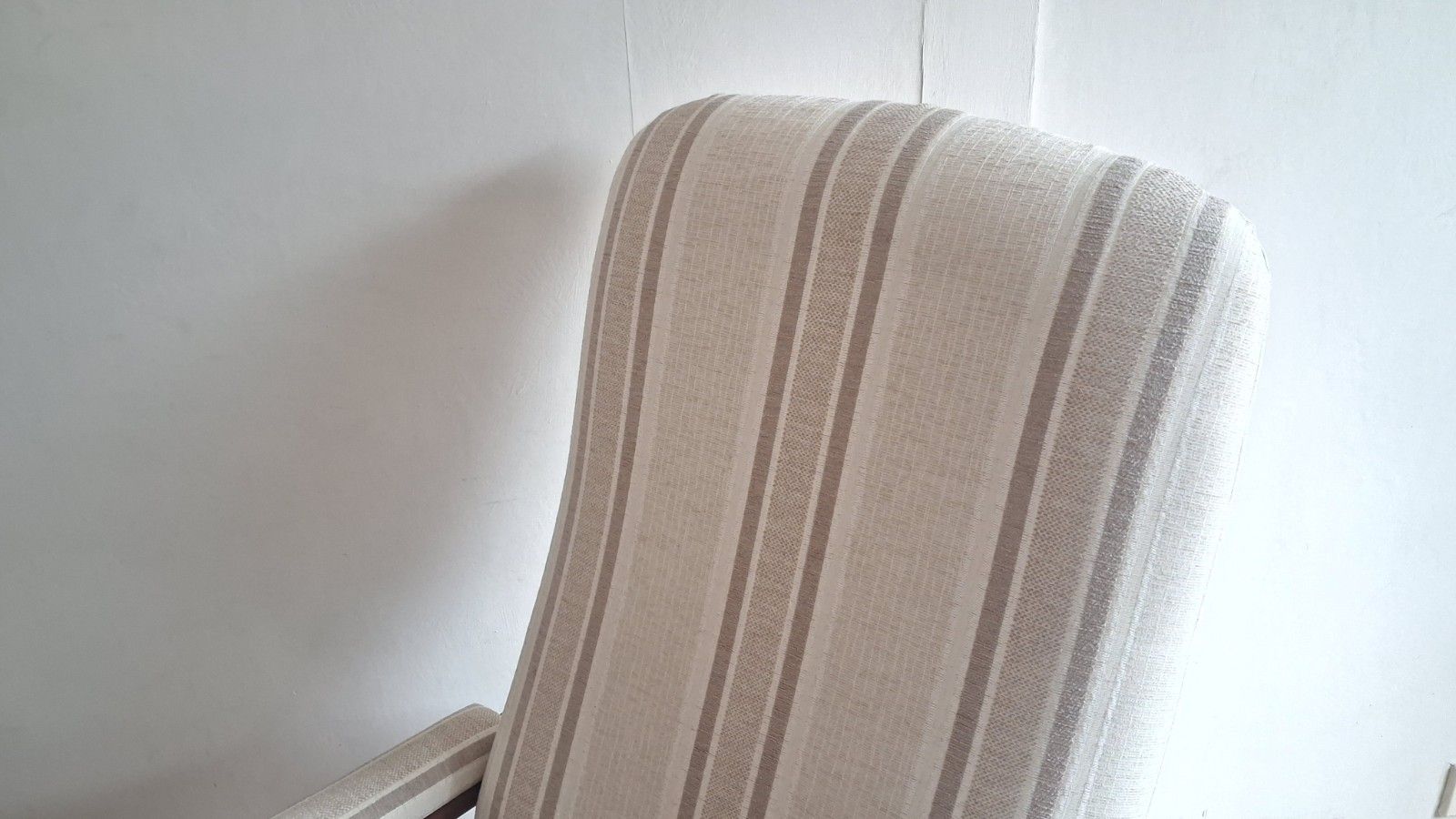 photo vinterior Super Cintique Mid  Century Teak Upholstered Armchair In Great Condition