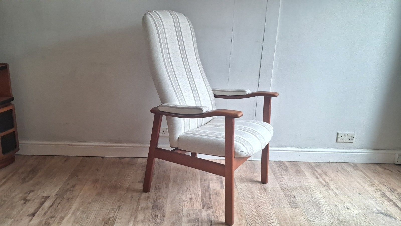 photo vintage Super Cintique Mid  Century Teak Upholstered Armchair In Great Condition
