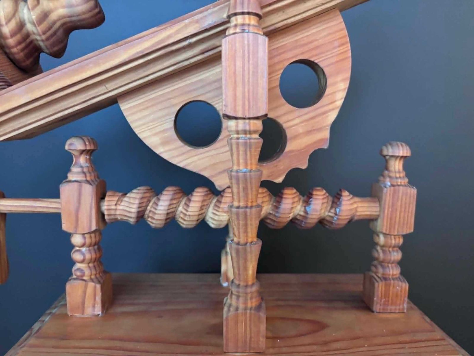 photo furniture Vintage Handgemaakte Wijnkaraf Wieg – Mechanische Kantelgieters, Bardecoratie