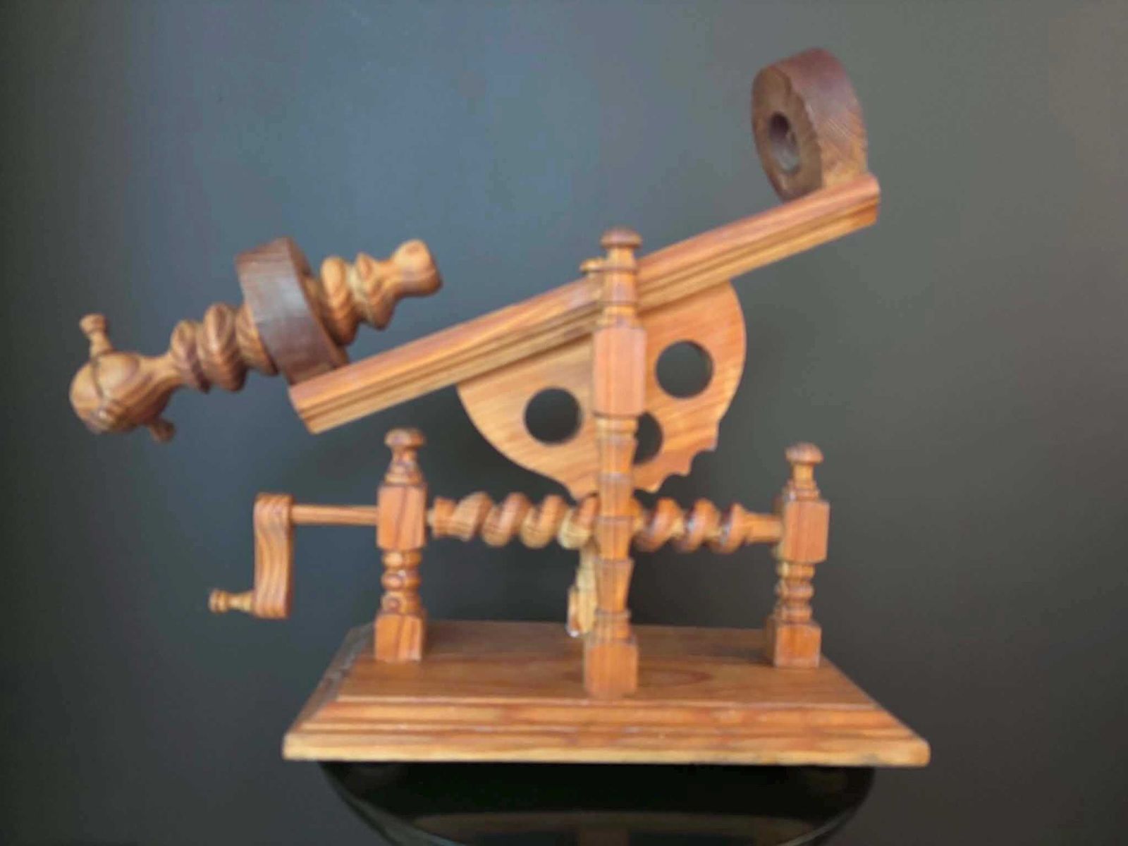 photo for sale Vintage Handgemaakte Wijnkaraf Wieg – Mechanische Kantelgieters, Bardecoratie