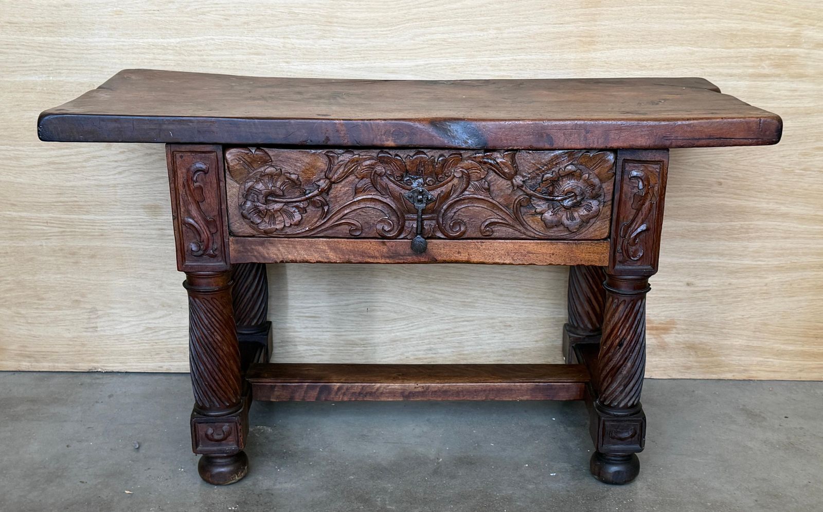 Table d'appoint ou table basse en noyer sculpté, fin du XIXe siècle photo for sale