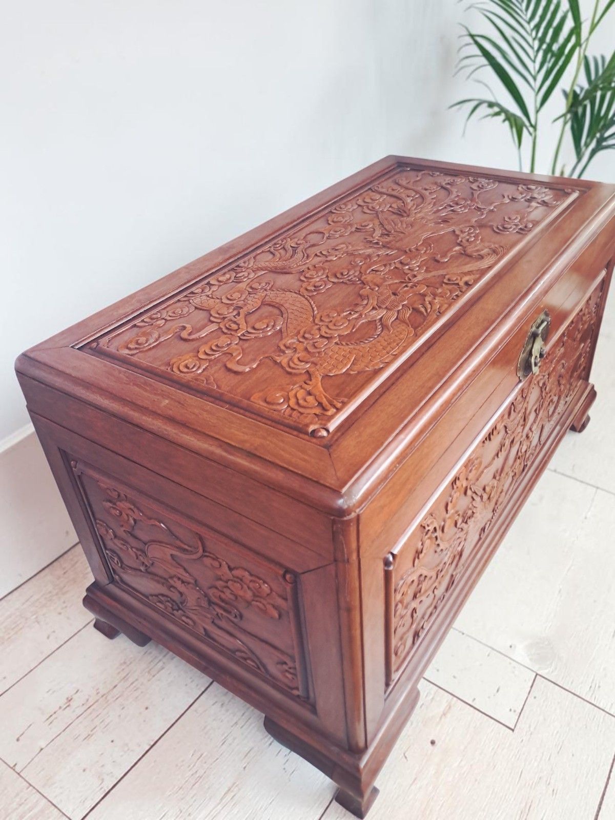 photo furniture Large Oriental Camphor Wood Trunk Dragon Phoenix Carved Blanket Chest Coffee Tab
