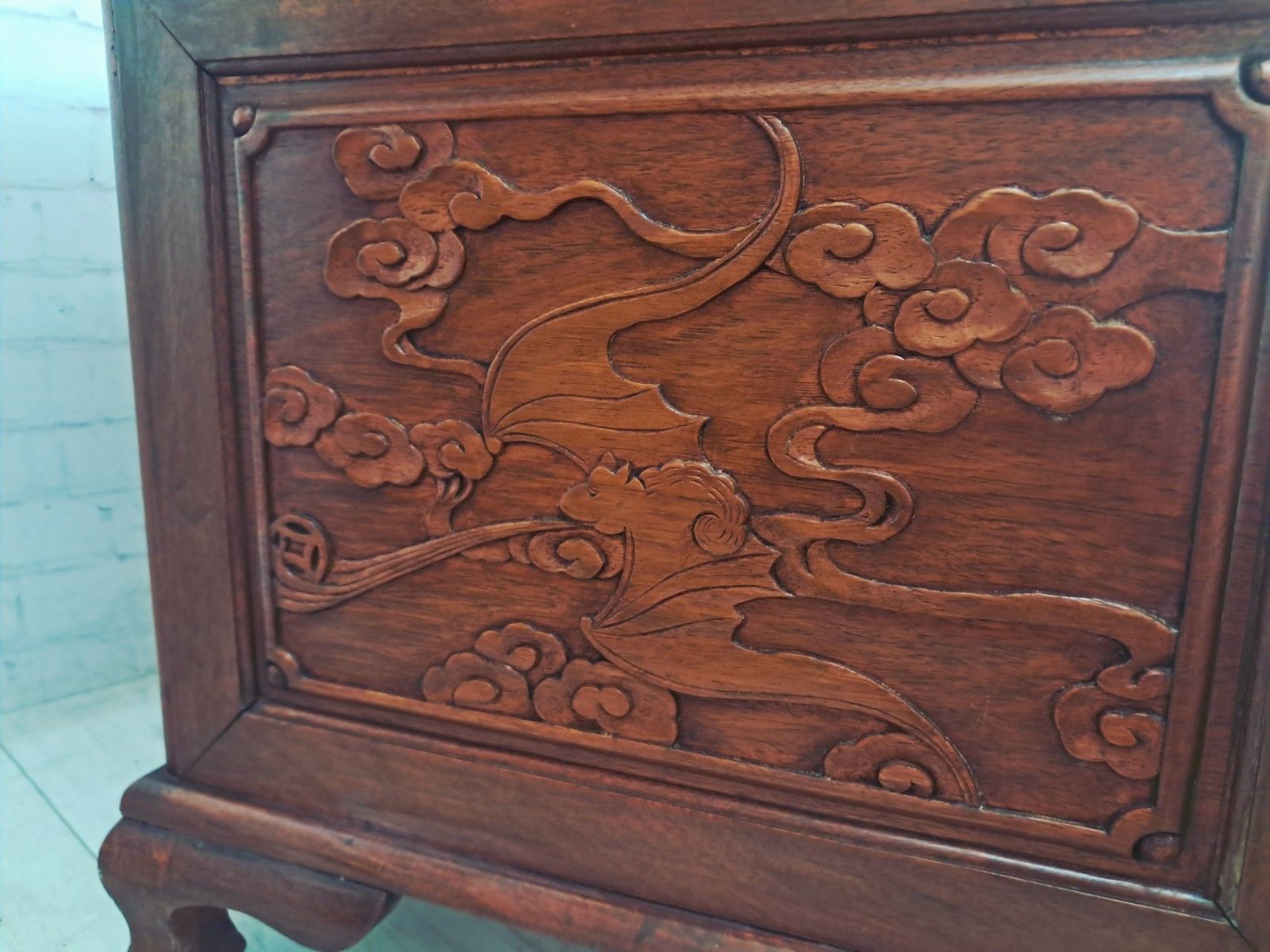 photo vintage Large Oriental Camphor Wood Trunk Dragon Phoenix Carved Blanket Chest Coffee Tab