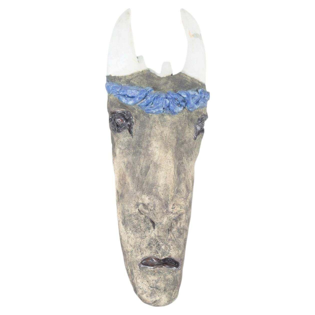 Europees studiopottenmaker. Uniek steengoed sculptuur met hoornaardige vorm. Jaren 1970