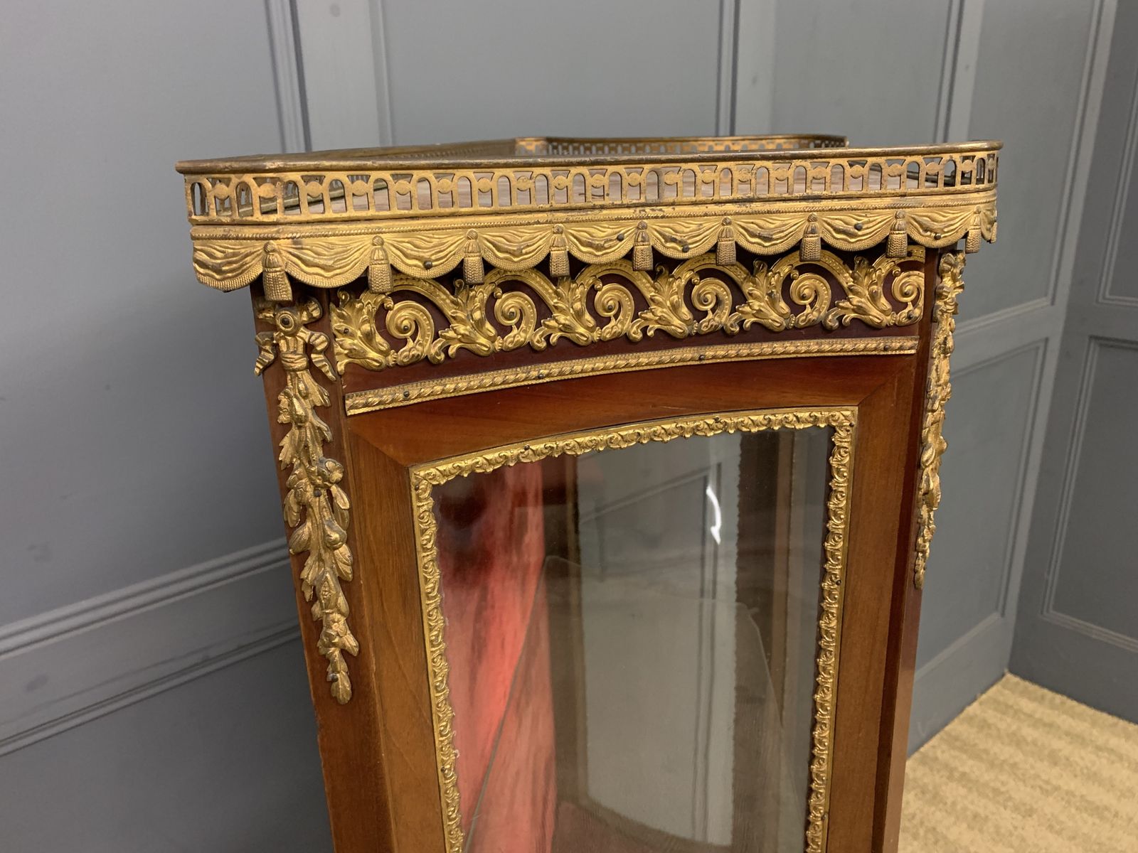 photo vinterior French Vernis Martin Mahogany Vitrine