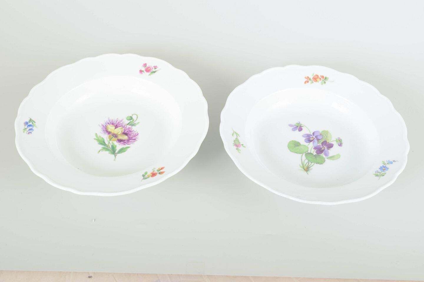 Meissen, Allemagne. Deux assiettes creuses en porcelaine à décor floral. Vers les années 1930 photo for sale