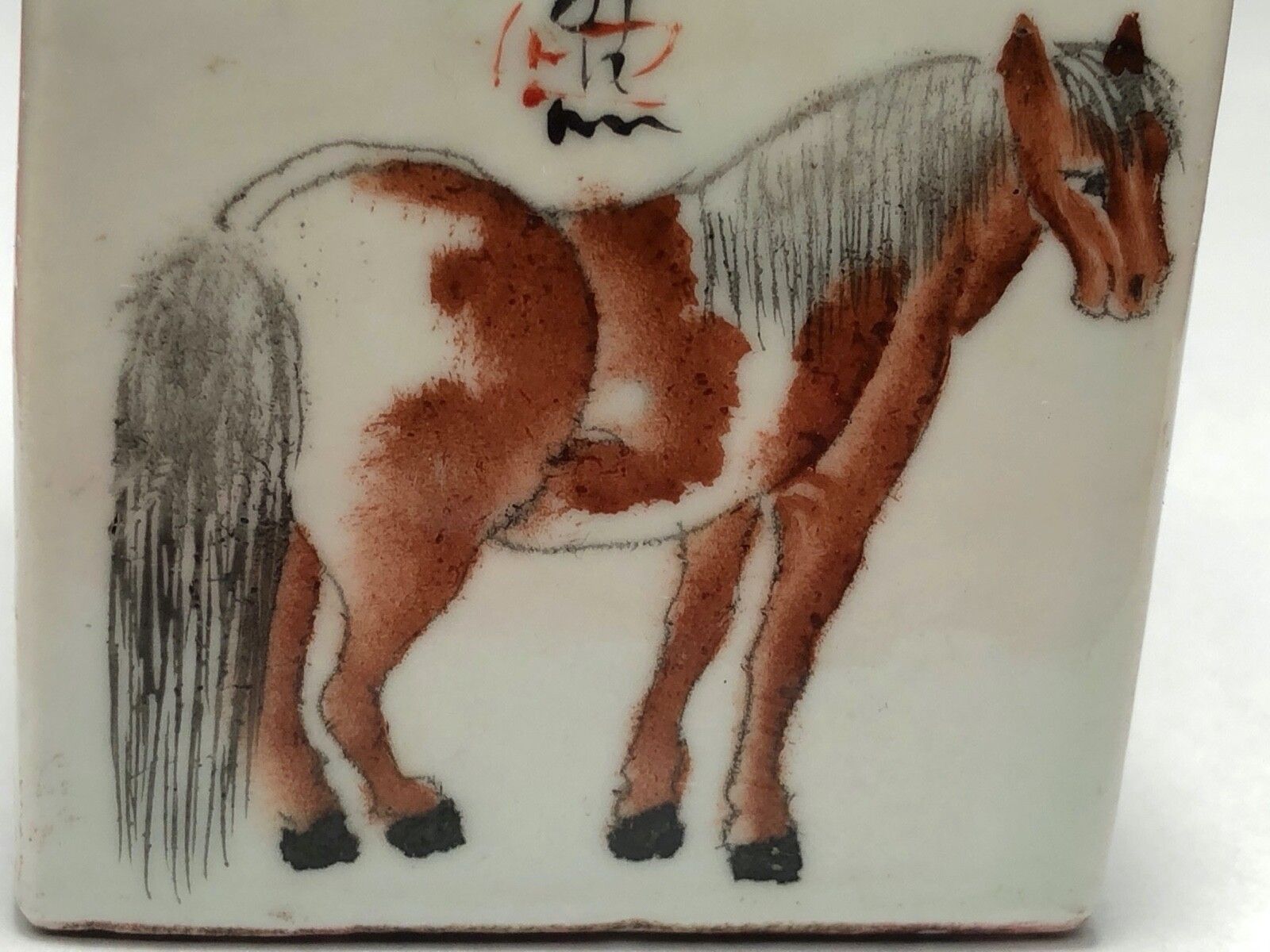 19e eeuw Qing-dynastie Chinees kubusvorming porseleinen geleerszegel met paarden, Ma Dao Cheng Gong photo vintage