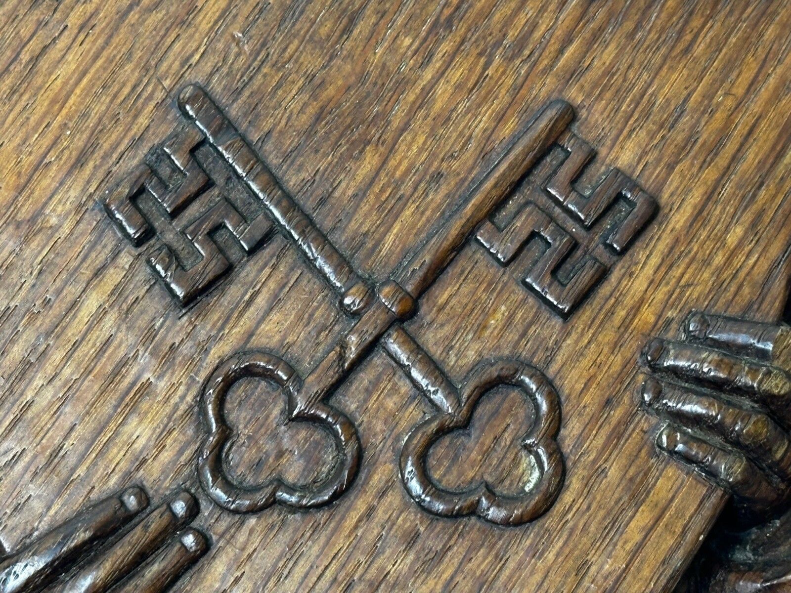 19e-eeuws gesneden religieus heiligenbeeld met schild en gekruiste sleutels van de hemel photo buy