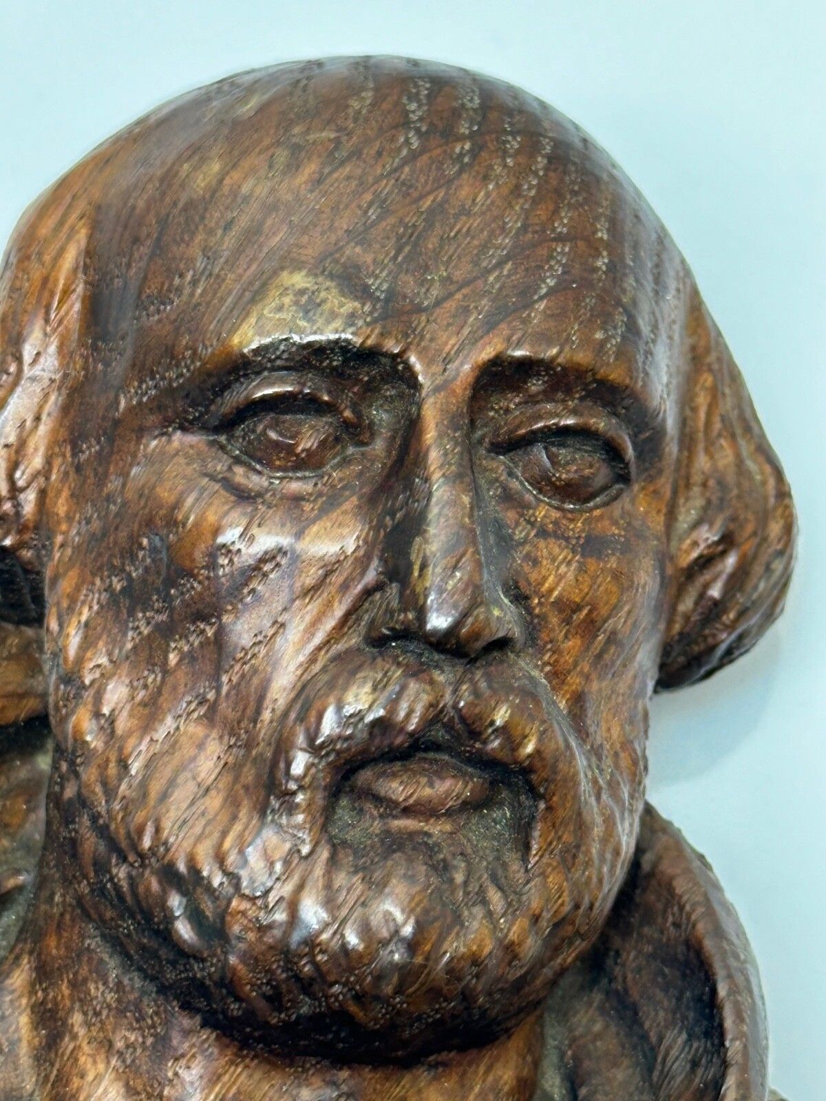 Kunst 19e-eeuws gesneden religieus heiligenbeeld met schild en gekruiste sleutels van de hemel photo