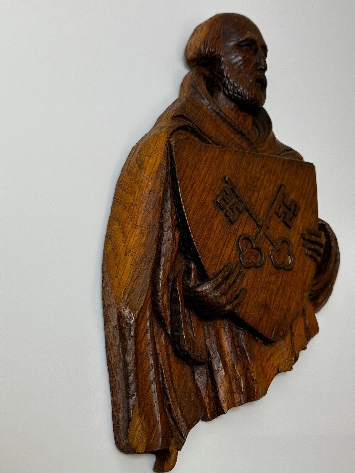 photo buy 19e-eeuws gesneden religieus heiligenbeeld met schild en gekruiste sleutels van de hemel