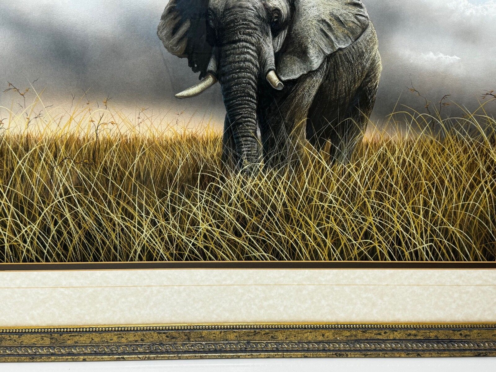 20e-eeuws schilderij van een aanvallende olifantenstier in het Kruger National Park, gesigneerd Peter Jepson, met tentoonstellingslabel photo Kunst