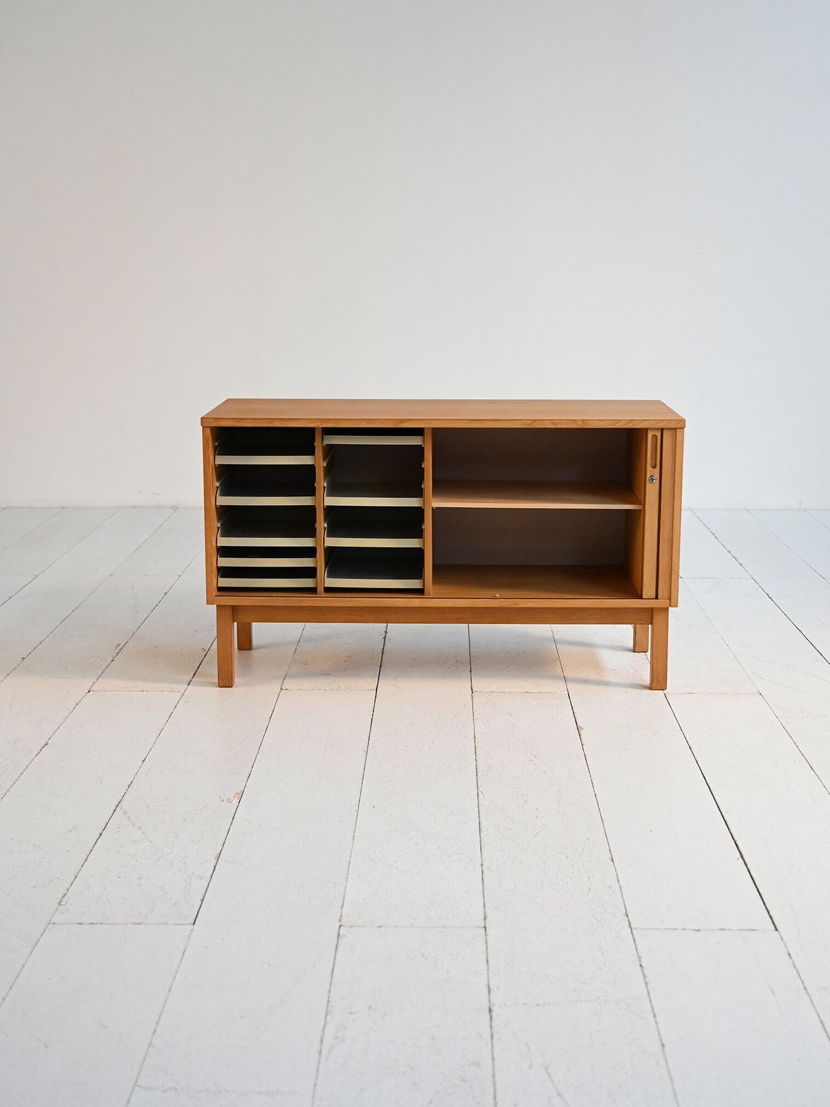 Scandinavische eiken kast, ca. jaren 1960 photo for sale