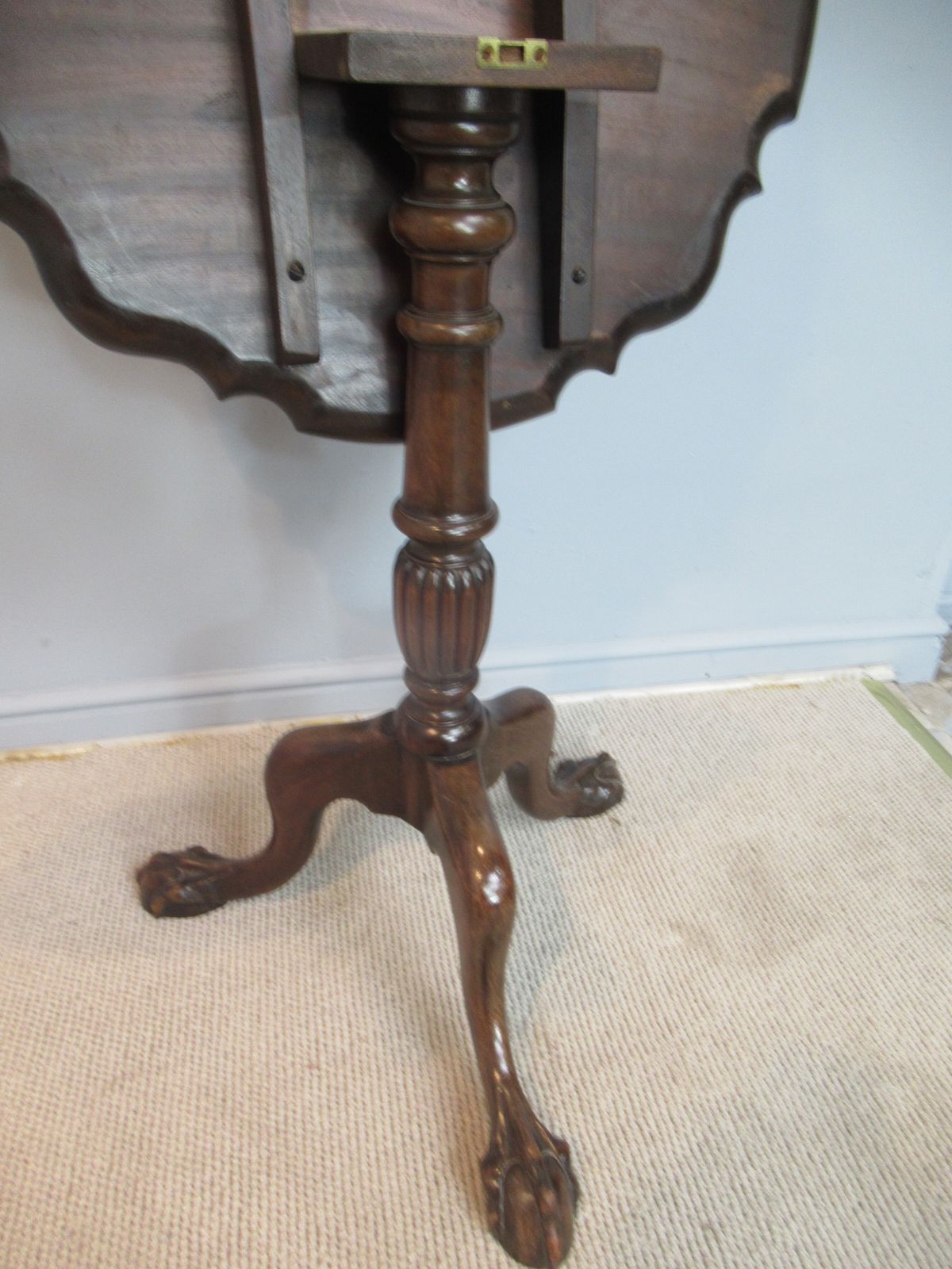 photo furniture Mahogany  Wine Or Lamp  Table  In The Antique Style