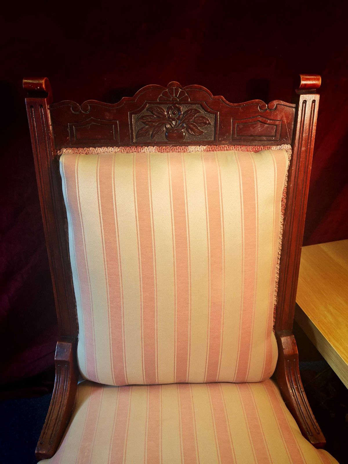 Chaise de nourrice victorienne d'époque, dossier étroit, en acajou, revêtement rayé rose et blanc. Probablement retapissée dans les années 1980/90. 96 cm de hauteur. Très bon état photo furniture