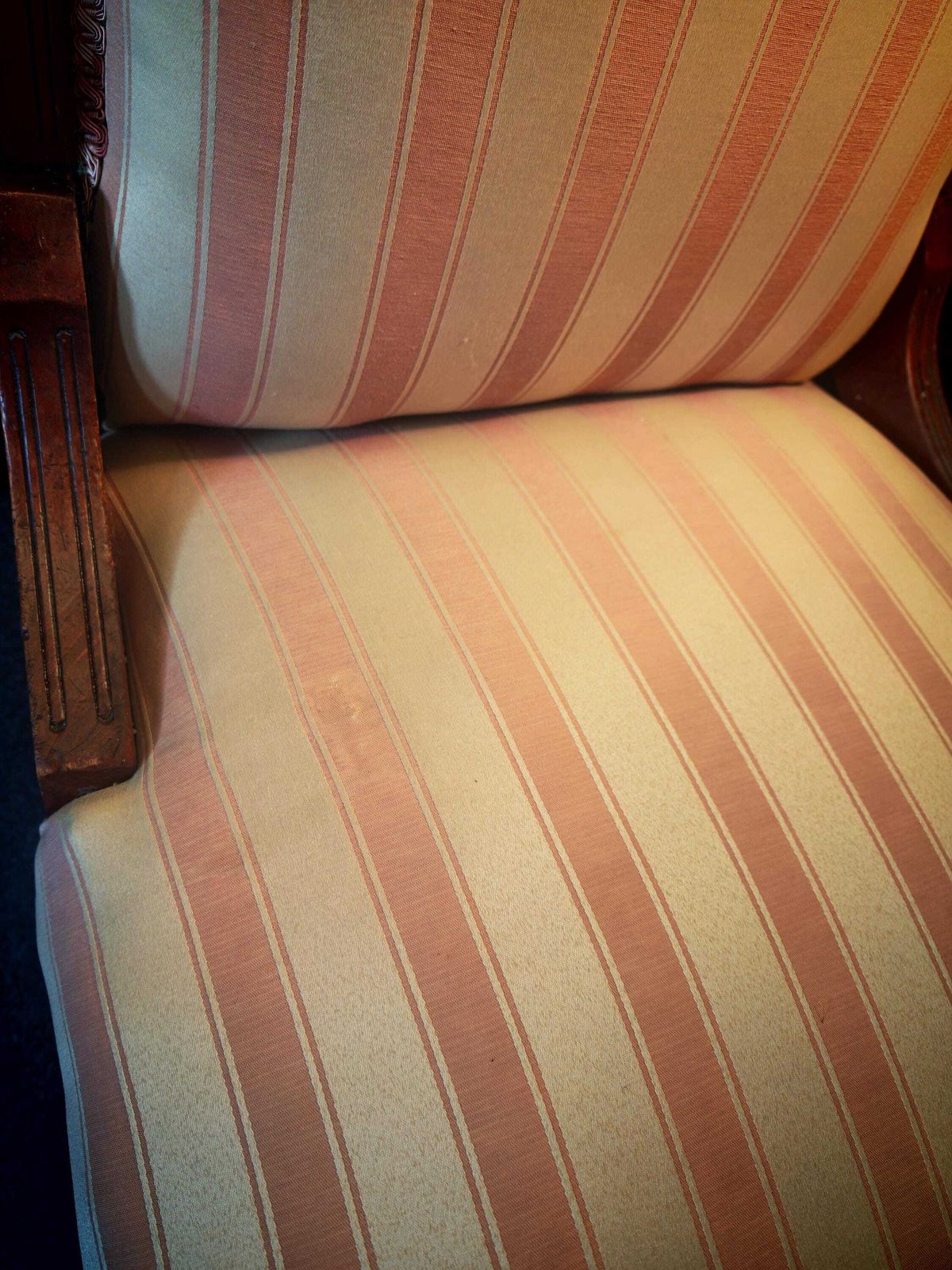 Antieke smalle rugleuning, roze en witte mahonie Victoriaanse voedingsstoel. Jaren 1980/90 waarschijnlijk opnieuw bekleed. 96 cm hoog. Zeer goede staat photo buy