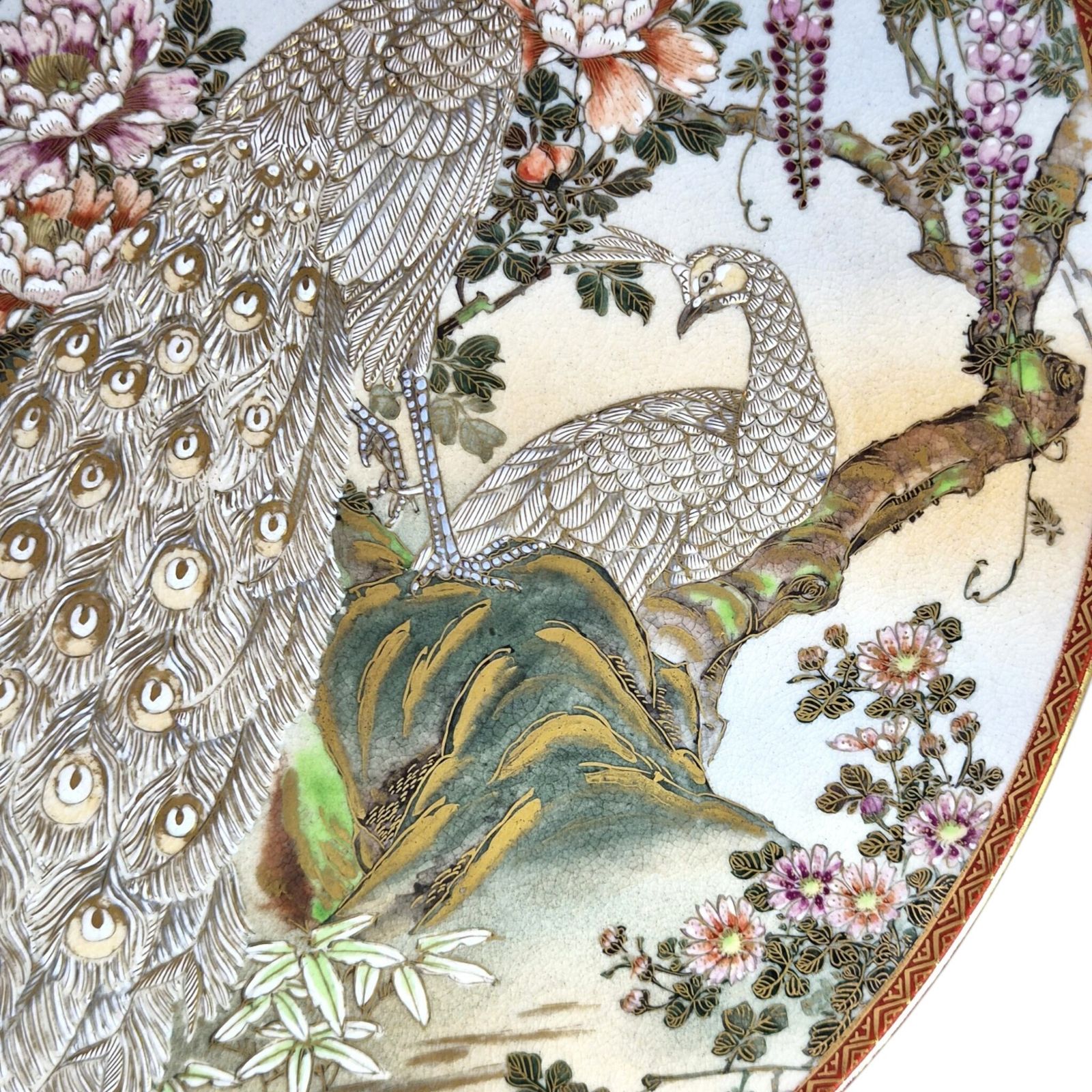 Grote Meiji Satsuma-schaal met pauwdecoratie en moriagewerk, Japan ca. 1890-1915 photo buy