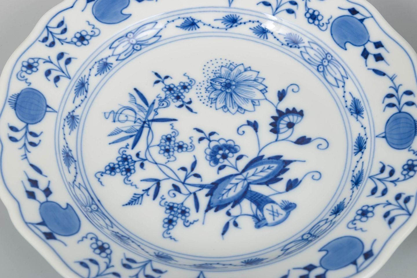 Meissen, Duitsland. 6 Porseleinen Saladeborden. "Blue Onion" Patroon. Eind 20e Eeuw. photo for sale