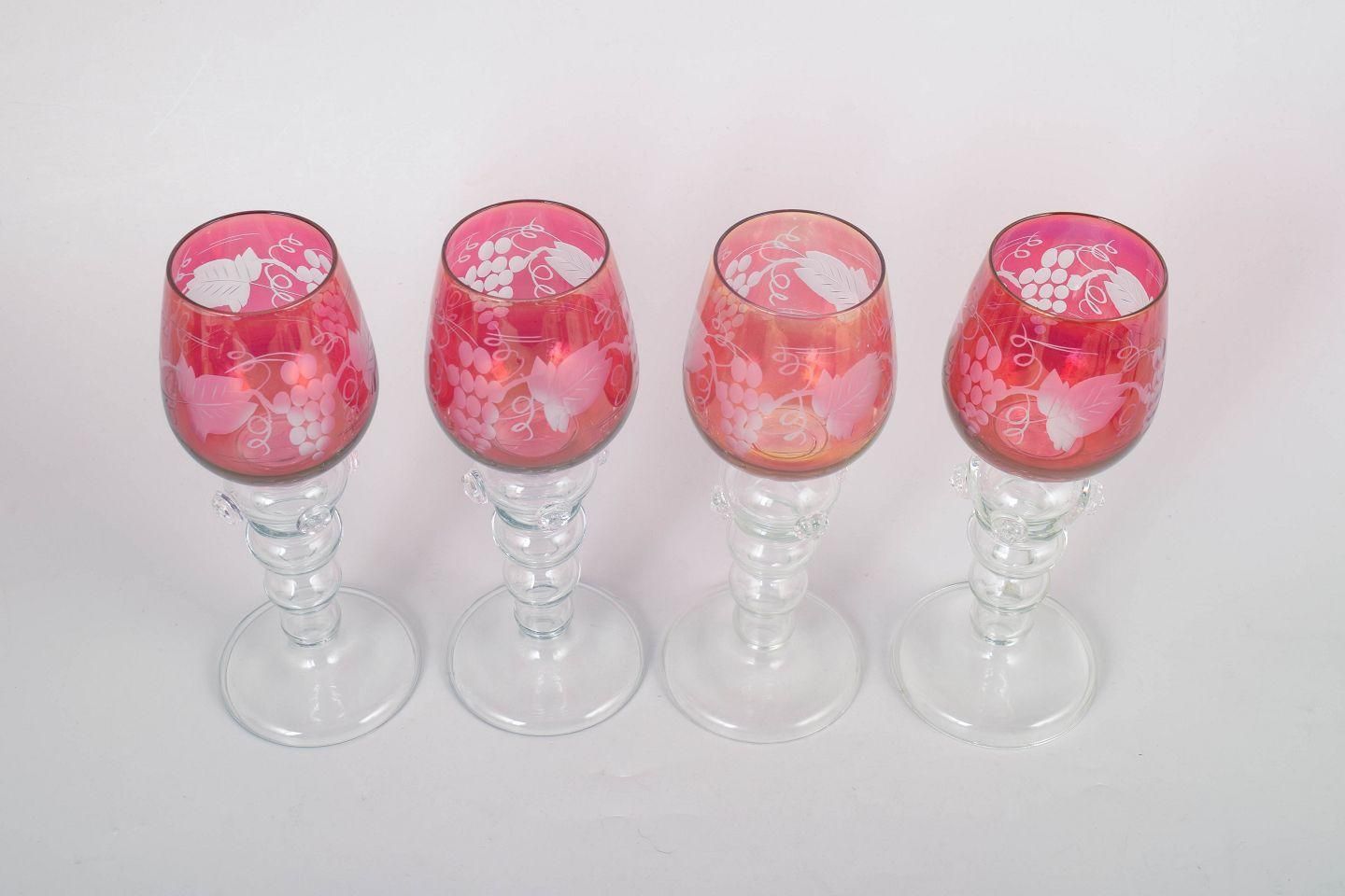 Set van vier Boheemse kristallen rode wijnglazen met bloemen- en druivenmotief. photo furniture