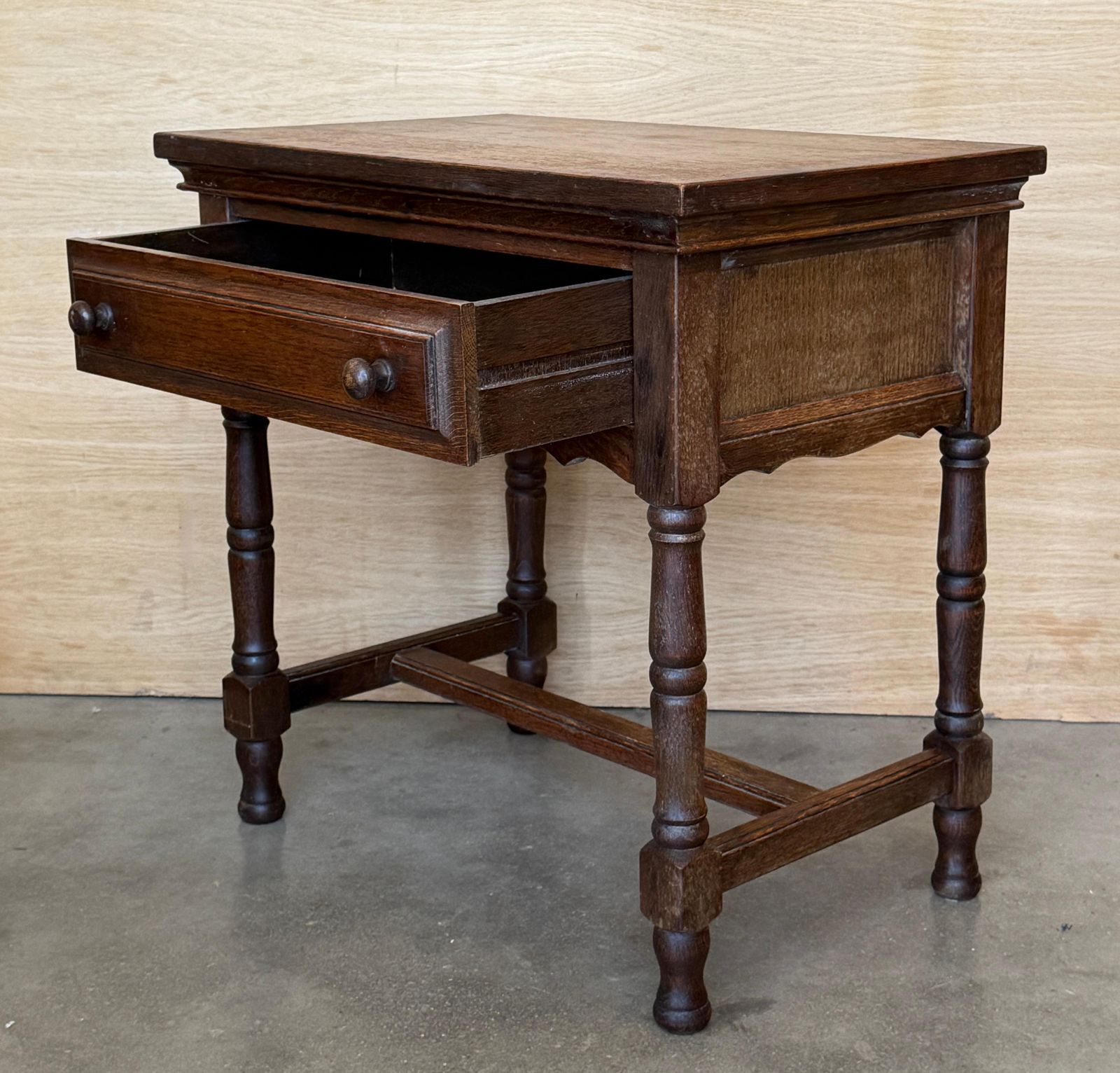 photo for sale Paire de tables de chevet classiques espagnoles en bois sculpté