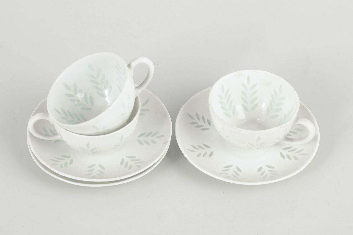 Friedl Holzer Kjellberg pour Arabia. Trois tasses à café demi-tasse en porcelaine avec soucoupes photo furniture