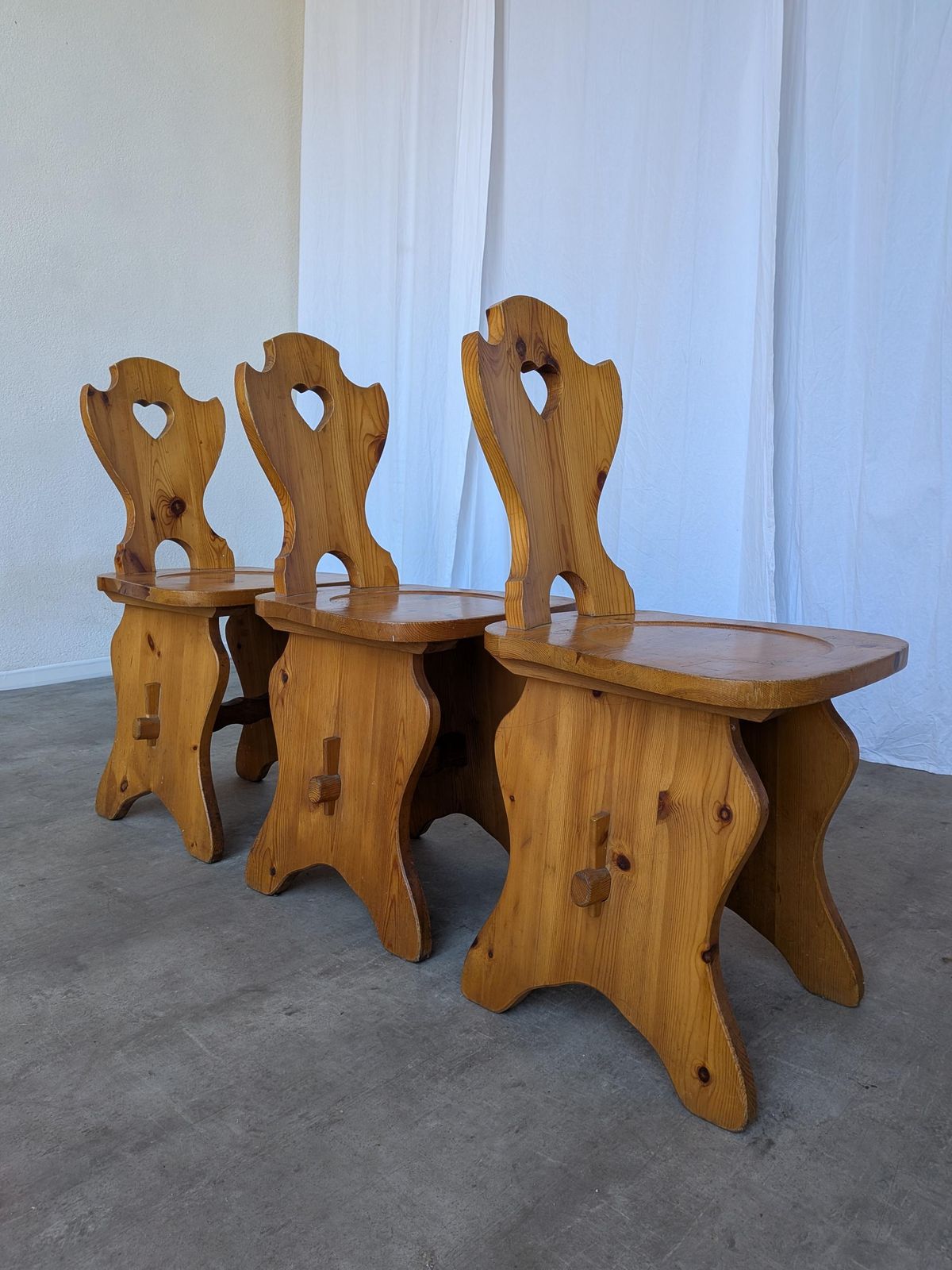 790.0 Set Of 3 Vintage Tyrolean Wooden Chairs / Heart Cut Out Backrest Farmhouse Chair photo
