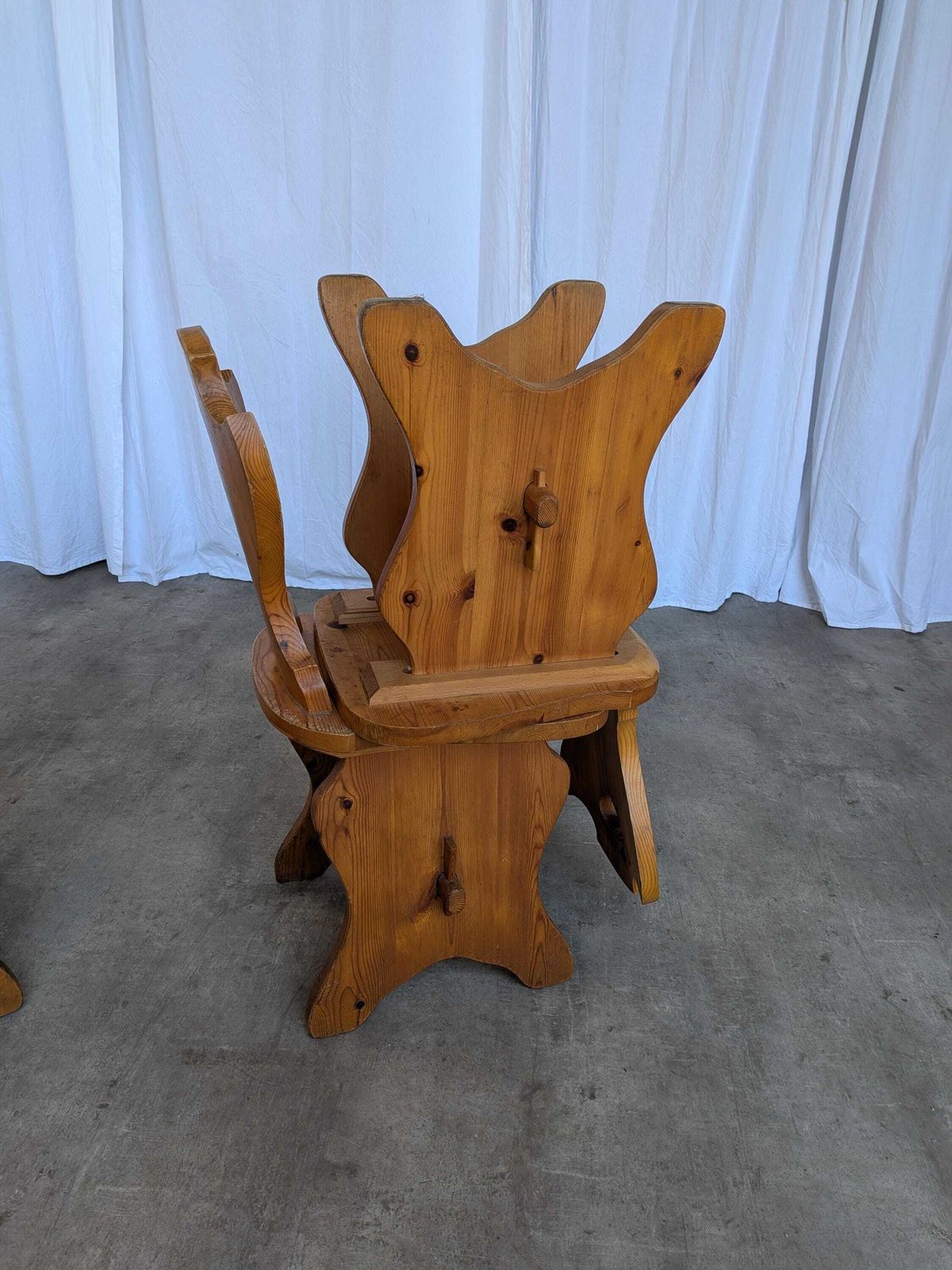 photo vintage Set Of 3 Vintage Tyrolean Wooden Chairs / Heart Cut Out Backrest Farmhouse Chair