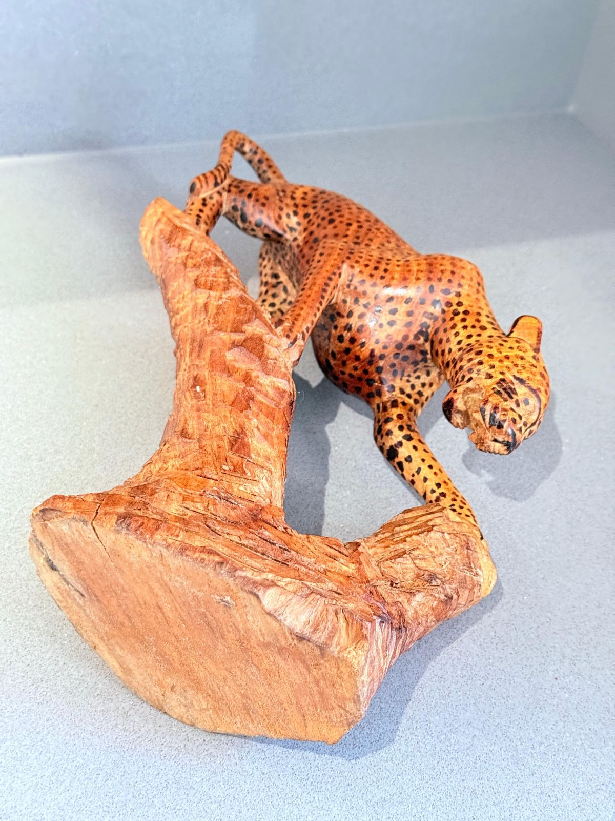 photo vinterior Hand Carved African Leopard Sculpture On Tree Trunk, Tribal Folk Art Figure