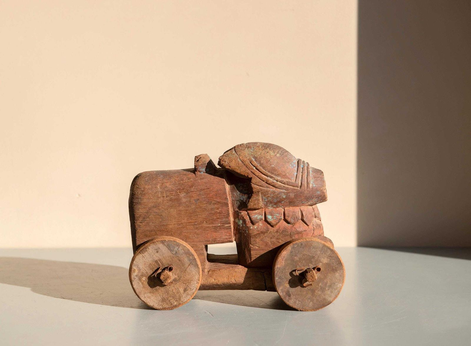 Taureau Nandi indien d'époque sur roues, jouet de temple en bois primitif, sculpture animalière folk art rustique photo for sale