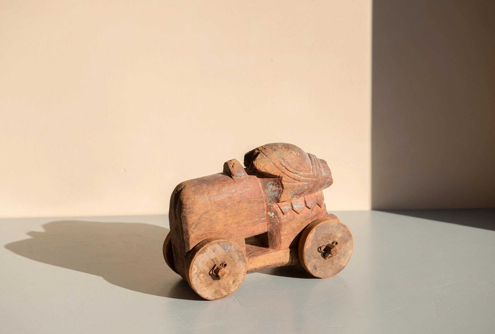 Taureau Nandi indien d'époque sur roues, jouet de temple en bois primitif, sculpture animalière folk art rustique photo vinterior