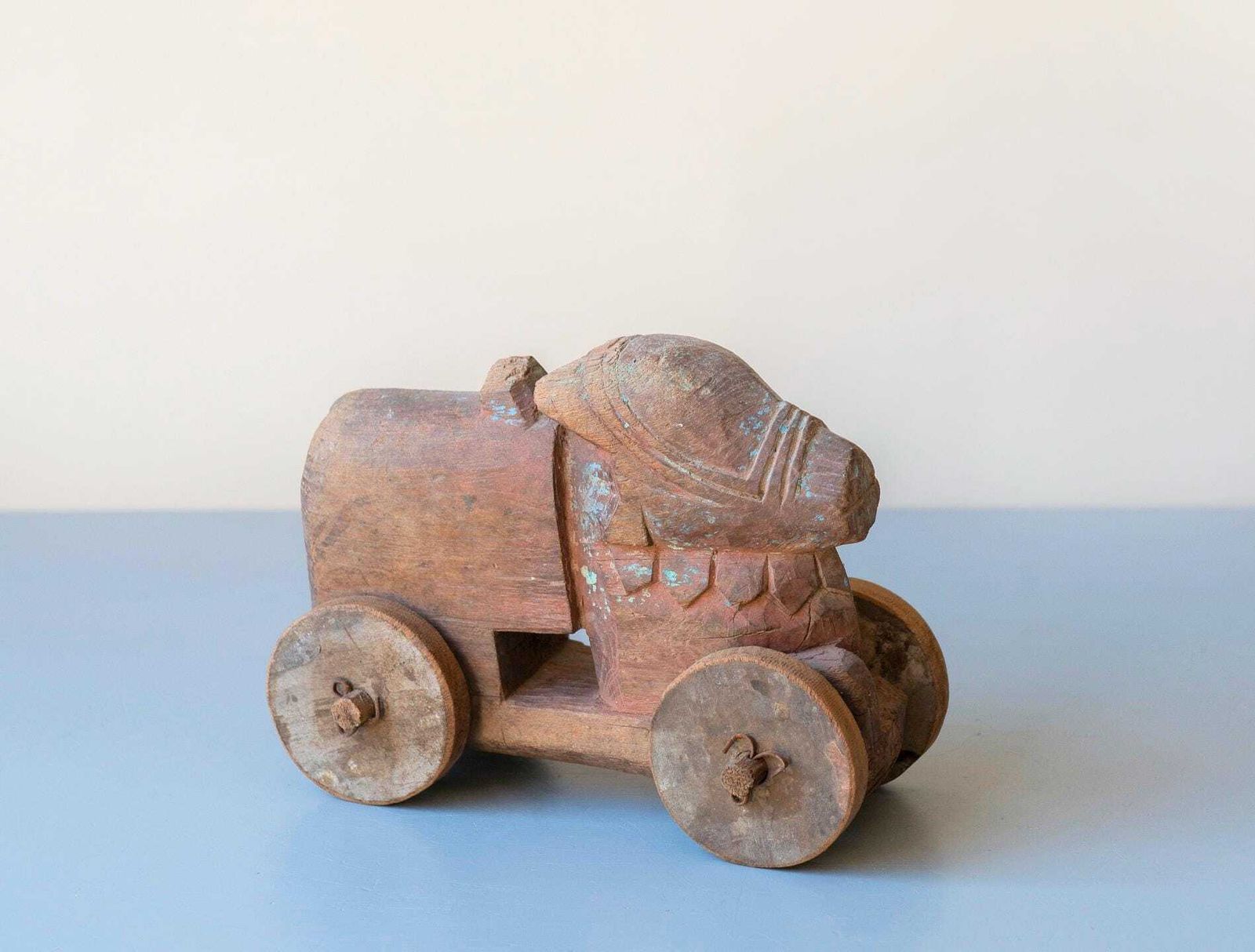 158.0 Antiek Indiaas Nandi-stier op wielen | Primitief houten tempelspeelgoed | Rustiek volkskunst dierensculptuur photo