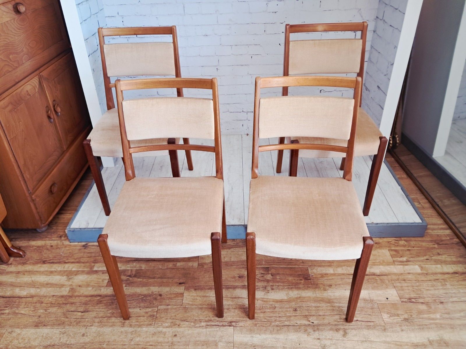 photo furniture Mid Century Vintage Teak Extending Dining Table & 4 Chairs Dining Set 1970's