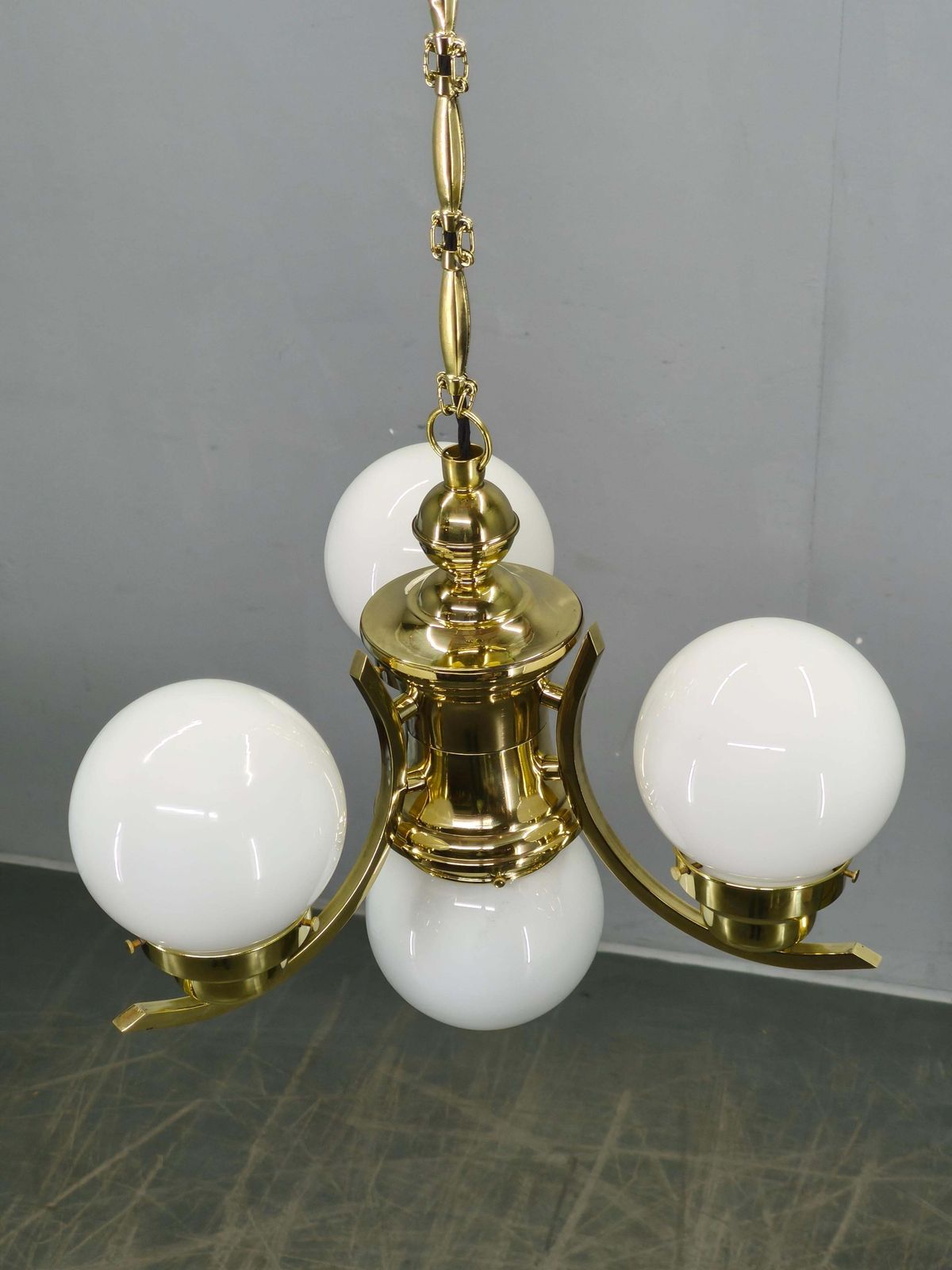 photo furniture Tsjechische art deco messing kroonluchter met melkglazen bollen, jaren 1930