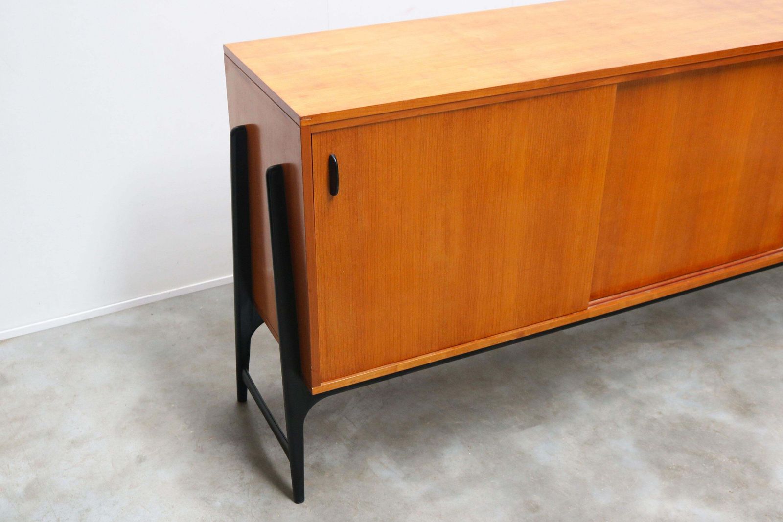 photo vinterior Zeldzaam mid-century design – Alfred Hendrickx, model 3030, dressoir, België, 1959