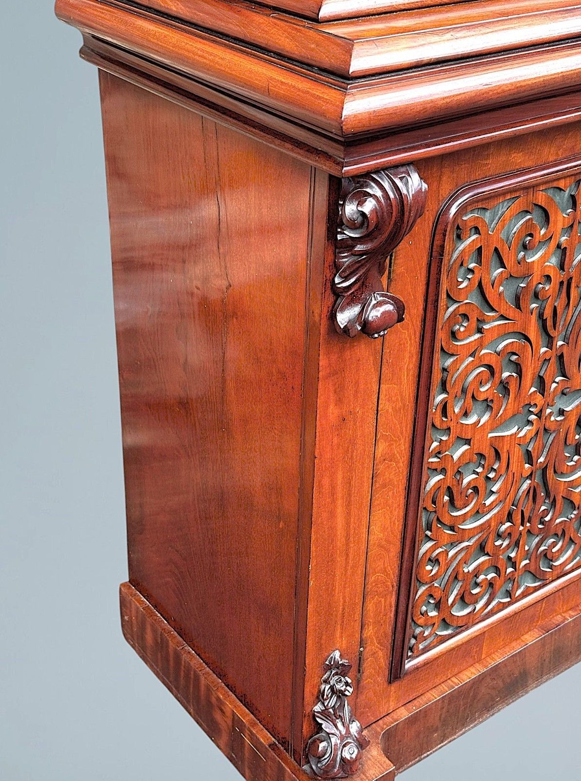 photo vinterior A Large Impressive Victorian Figured Mahogany Bookcase