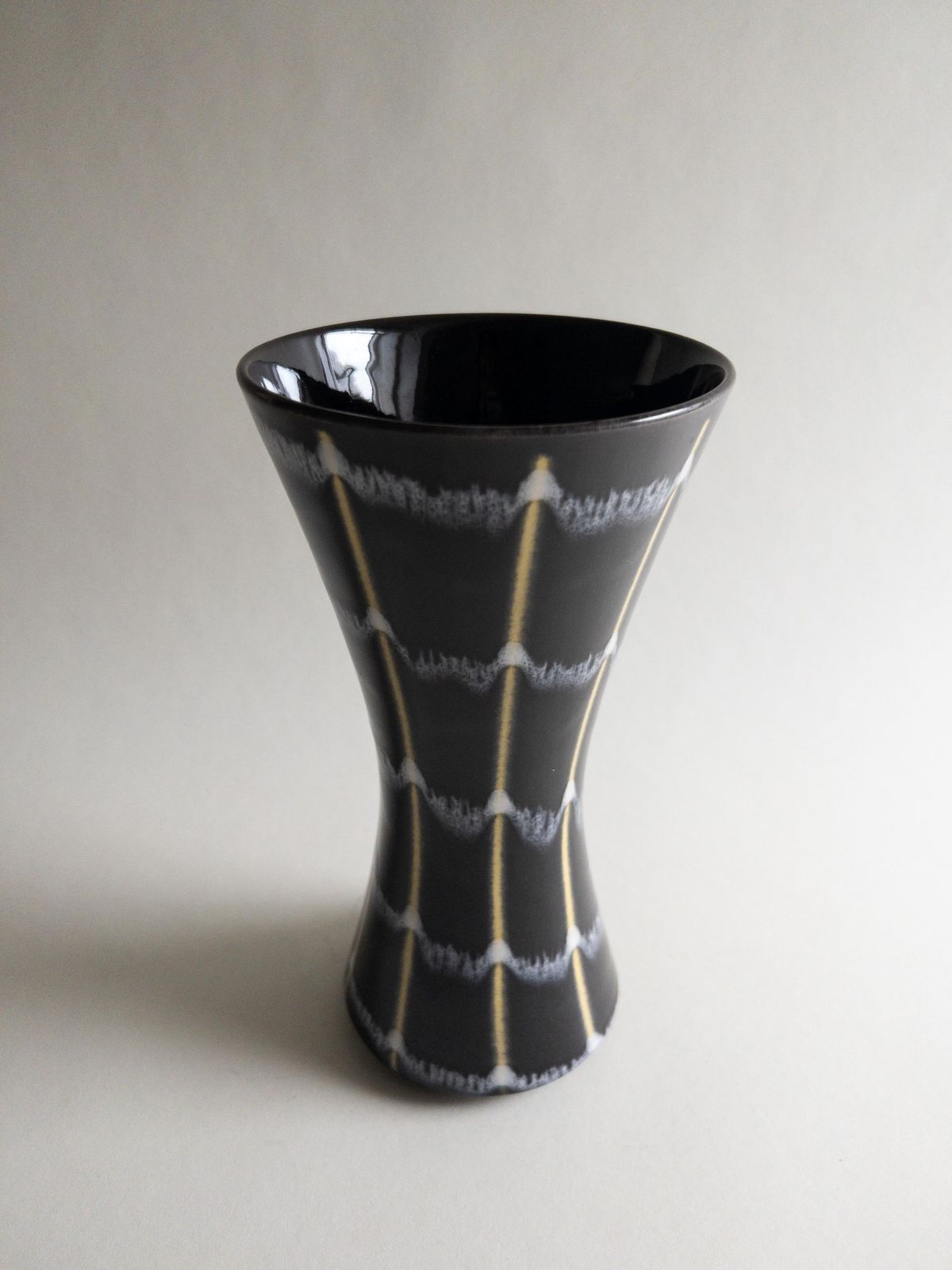 Dümler & Breiden vaas, mid-century West-Duits aardewerk, zwart wit geel decor photo Woonaccessoires