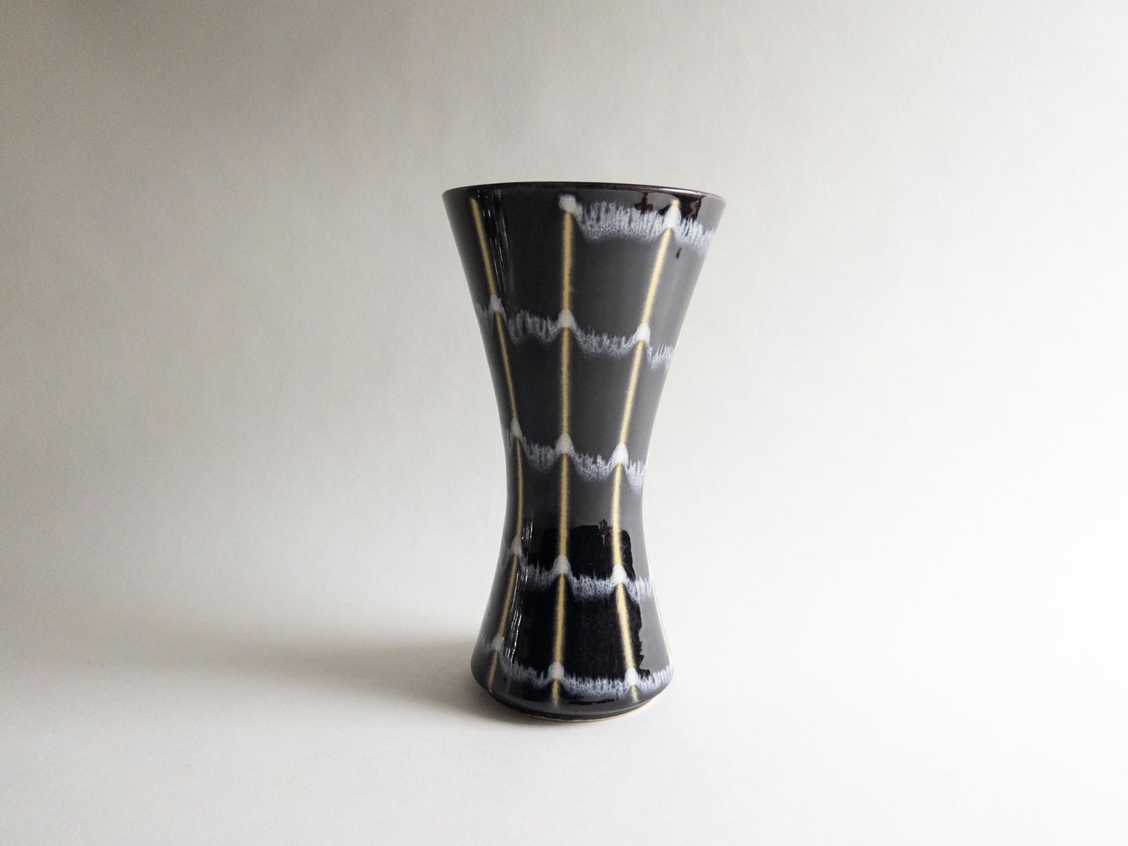 photo for sale Vase Dümler & Breiden en céramique West German mid-century, décor noir, blanc et jaune