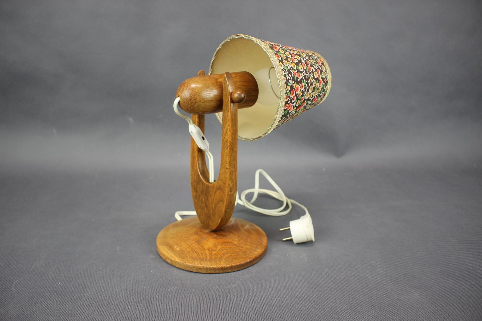 Lampe de table mid-century en bois à abat-jour floral réglable, Tchécoslovaquie, 1970 photo furniture