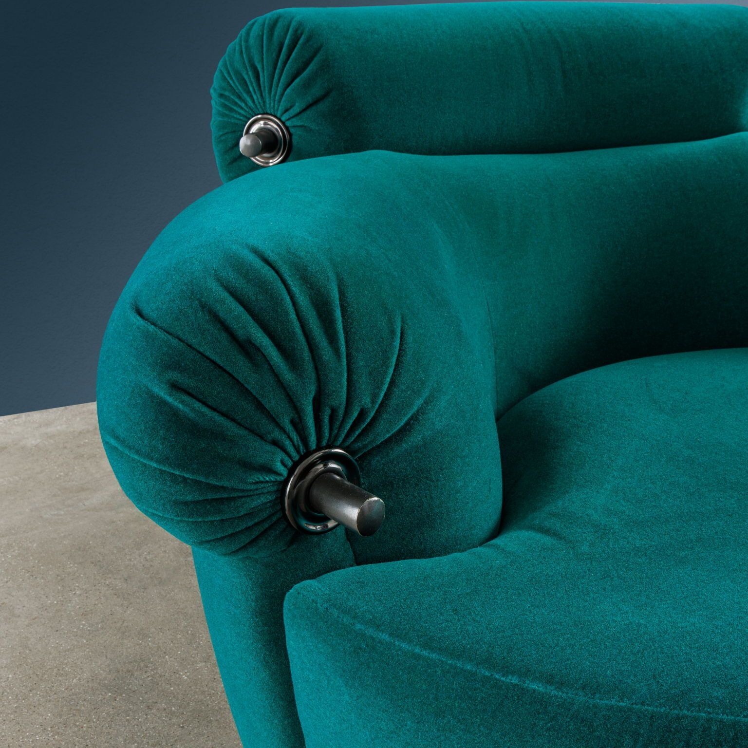 P20b Toro Armchairs Design Luigi Caccia Dominioni Design Italy 1980s photo vinterior