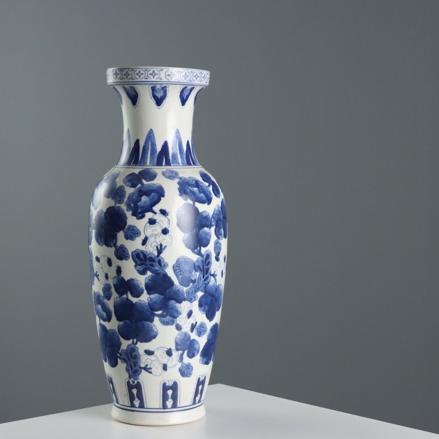 Vase d'époque en porcelaine, décors de Chine, XXe siècle photo buy