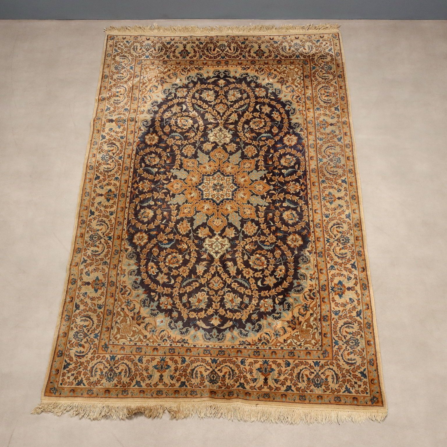 Antiek Aziatisch tapijt, katoen en wol, 103 x 60 in photo Textiel