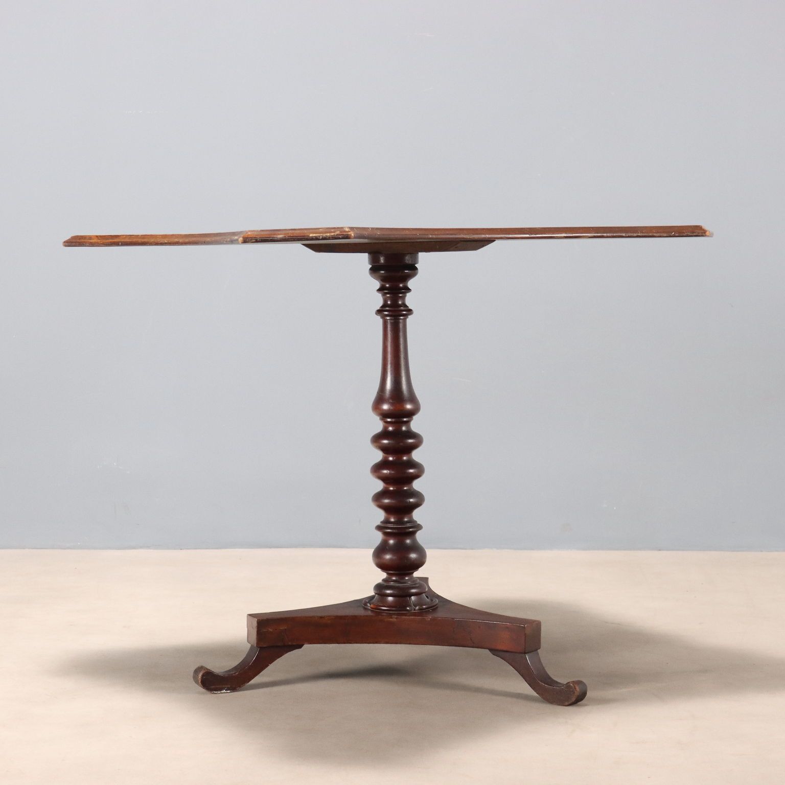 photo furniture Small Antique Table Mahogany United Kingdom XIX Century